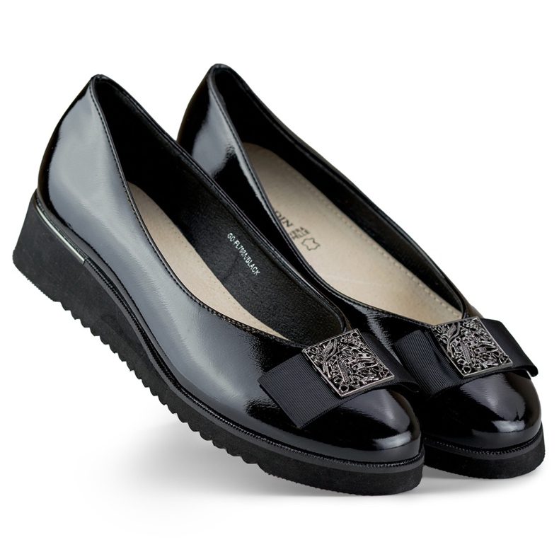 Black patent pumps with a low wedge 2