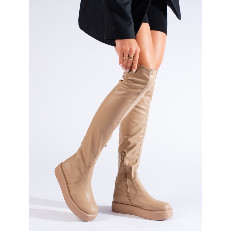 Beige musketeers on the Shelovet platform 1