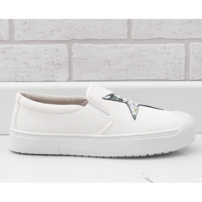 White slip-on sneakers with a star JT28-41 1