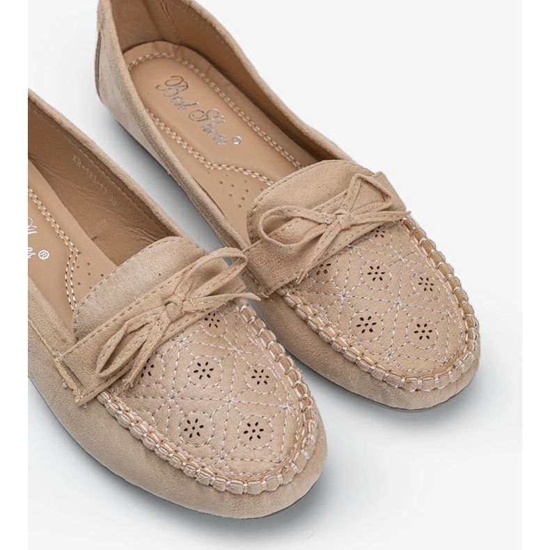 Beige moccasins with an openwork Maura pattern 1