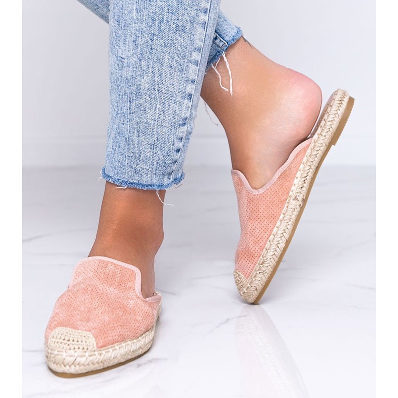 Pink flip-flops with a closed front of the Kinshasa 1