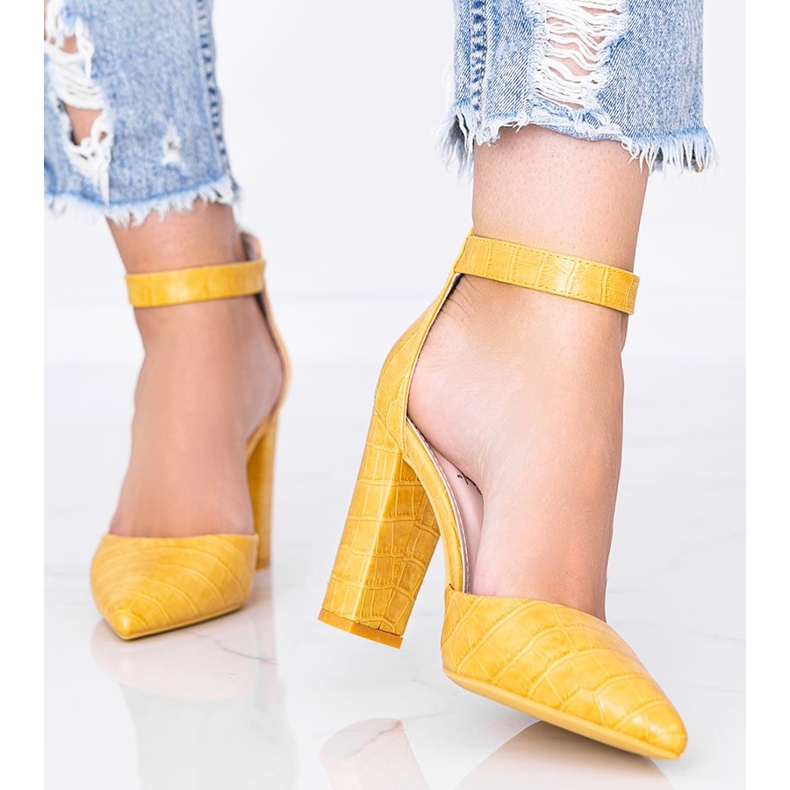 Mustard pumps on a post in the Glamor crocodile skin pattern yellow 1