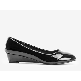 Black pumps on the Chantal wedge heel 1