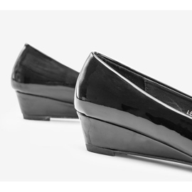 Black pumps on the Chantal wedge heel 2