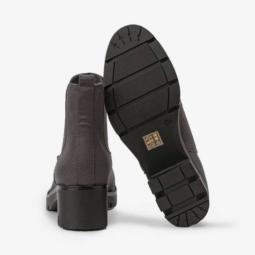 Gray boots on the Autumn post grey 2