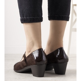 Brown pumps on a pillar with a varnished Dessert toe 1