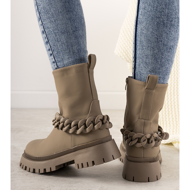 Beige boots with chain Inspiration 1