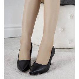 Black pumps on a thick Day Off heel 1