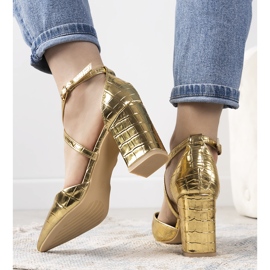 Gold pumps on the Strutt post golden 2