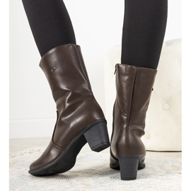 Classic brown boots on the Preciado post 1