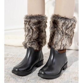Black galoshes with fur from Corrales 1