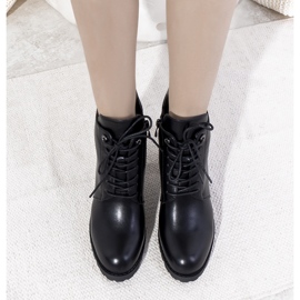 Black insulated boots with a Padilla binding 1