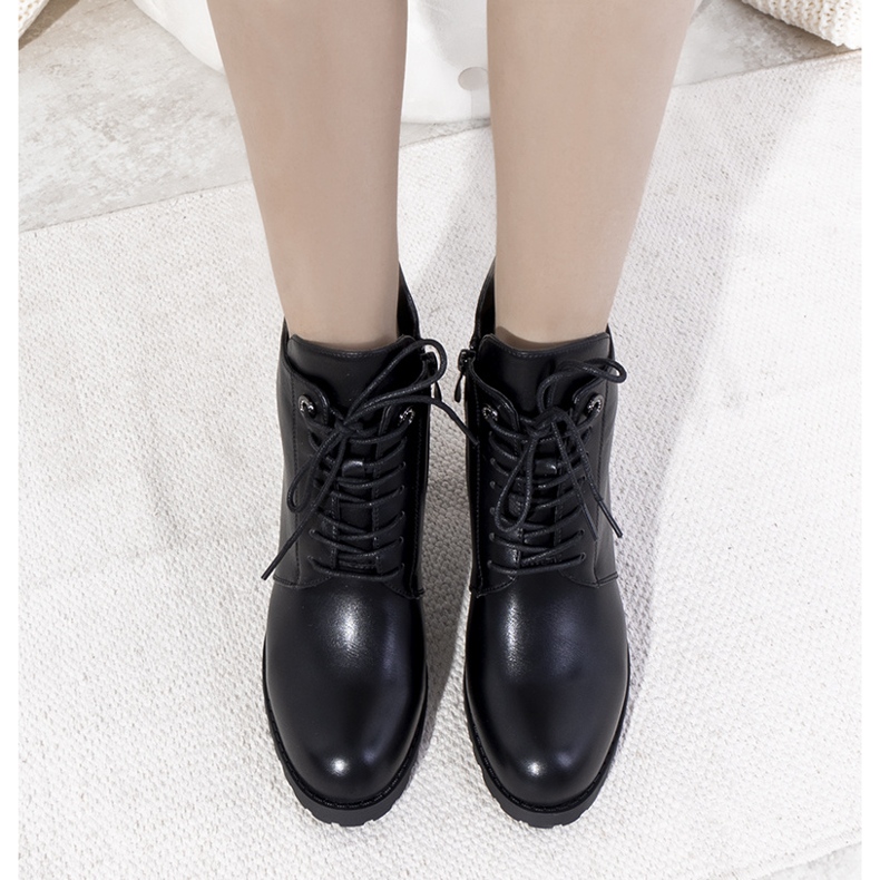 Black insulated boots with a Padilla binding 1