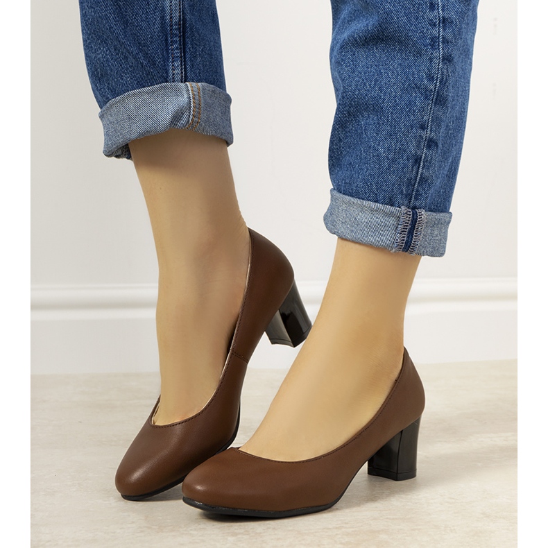 Brown pumps on the pillar 1