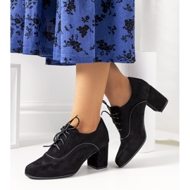 Black shoes on the Bird post 1