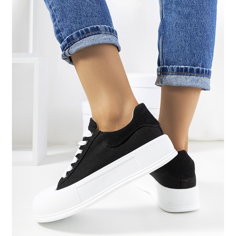 Black sneakers on the Venancia platform 1