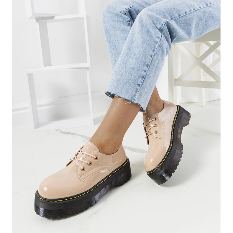 Beige shoes with a high Hooper sole 1