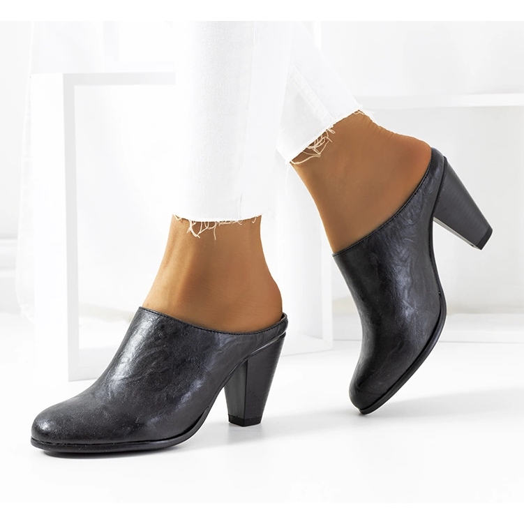 Black slippers on the Plotkin post 1