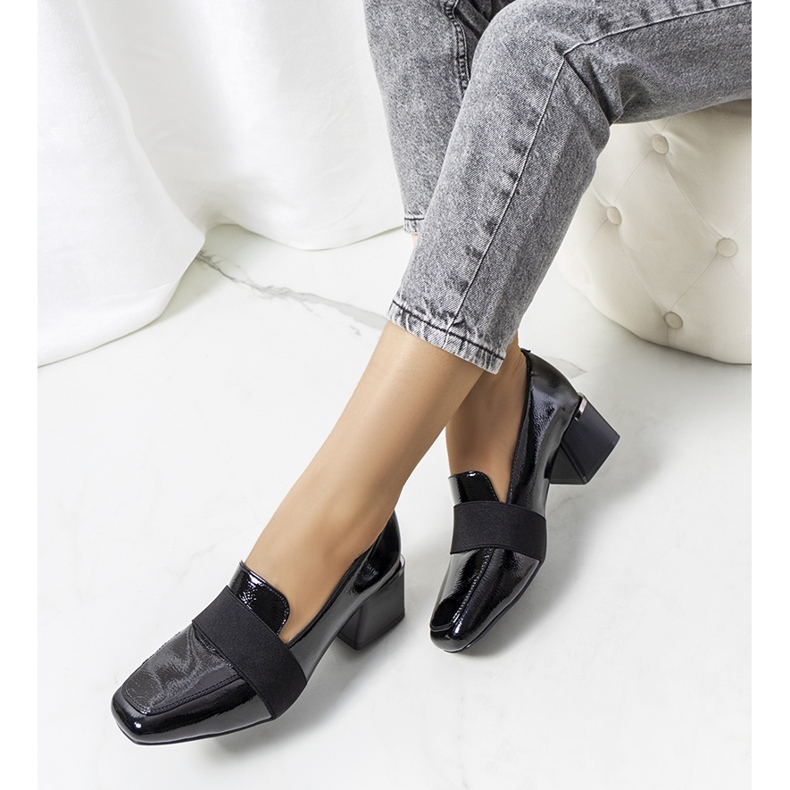 Black lacquered shoes on the Tammy post 1