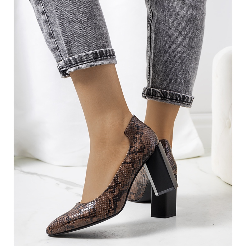 Brown pumps on the Ajla post 1