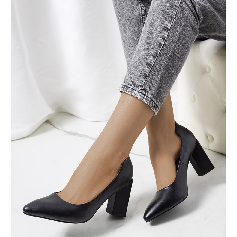 Black pumps on the Kruis post 1