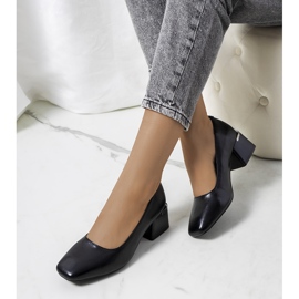 Black pumps on the Hanae post 1