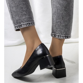 Black pumps on the Hanae post 2