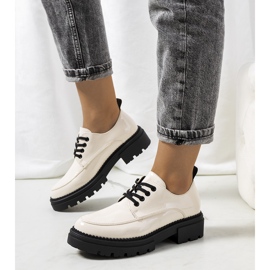 Beige brogues with a Noralie tractor sole 1