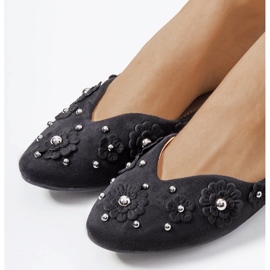 Black ballerinas with a Halah cut 1