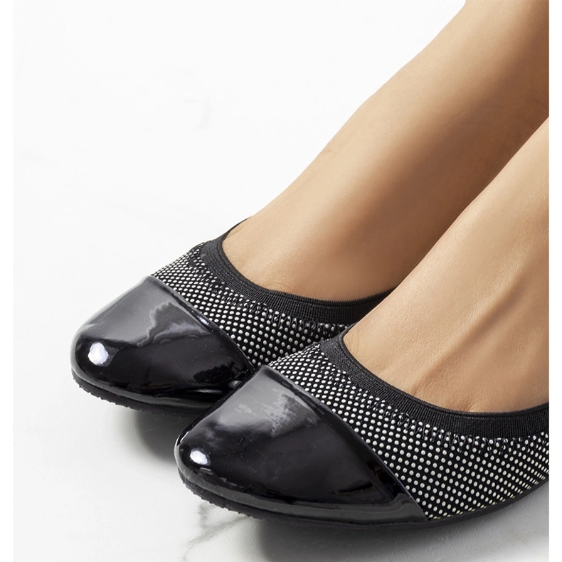 Jonna's black polka-dot ballerinas 1