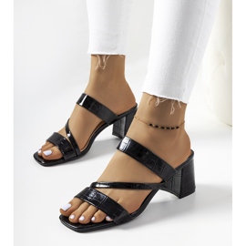 Black lacquered slippers on the Gare pillar 1