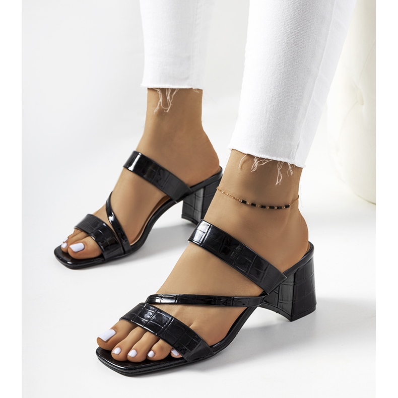 Black lacquered slippers on the Gare pillar 1