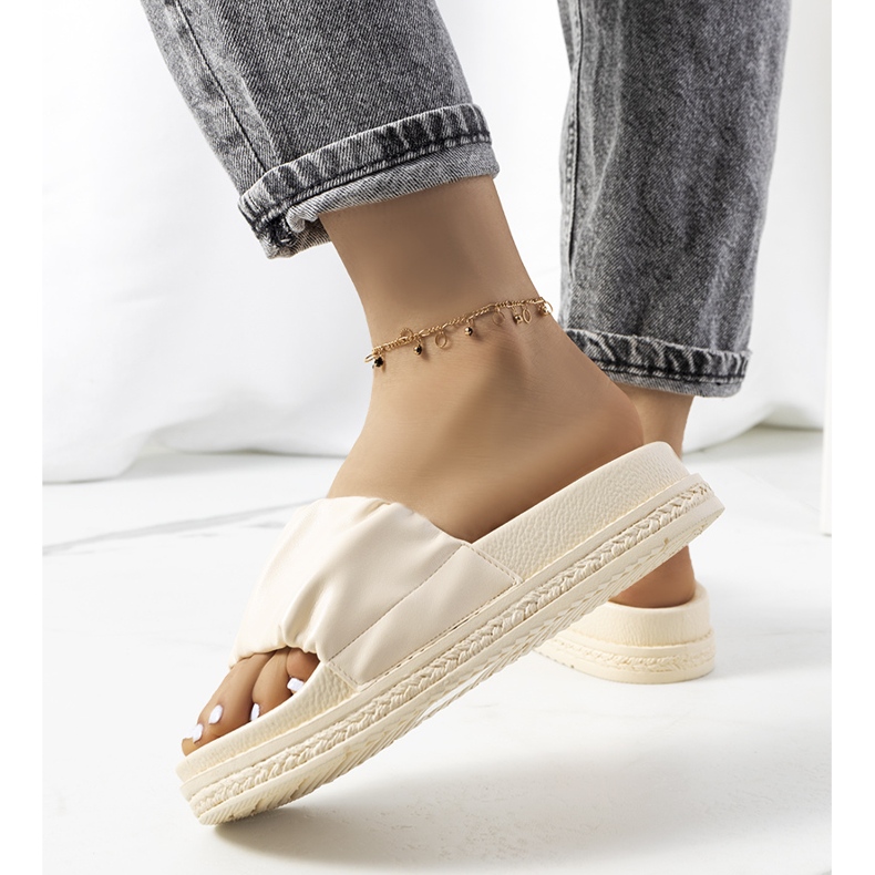 Beige slippers on the Baldwin platform 1