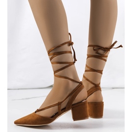 Brown lace-up pumps on the Victoris post 1