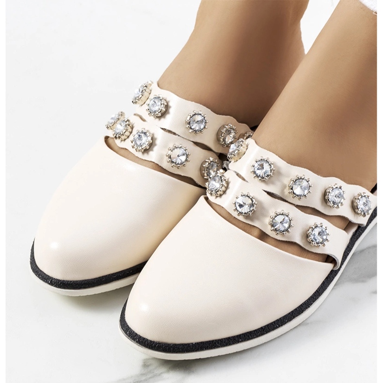 Beige slippers decorated with Asselt studs 1