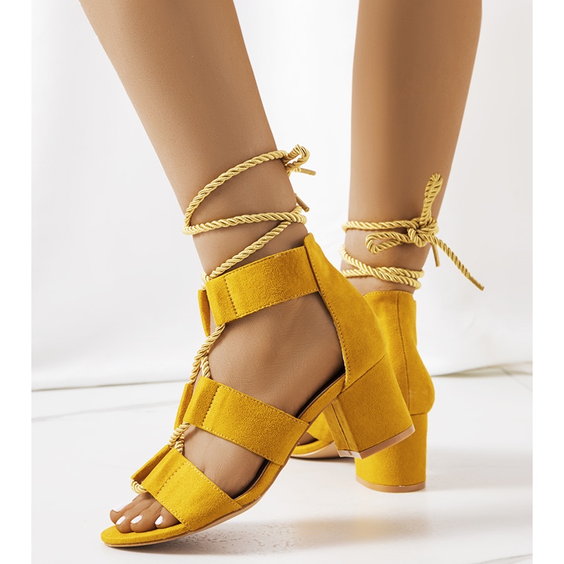 Yellow sandals on the Saliba post 1