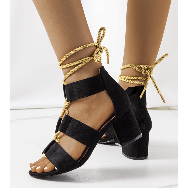 Black sandals on the Saliba post 1