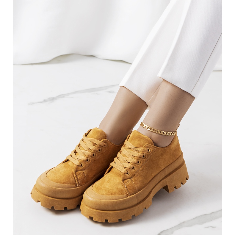 Brown sneakers on the Dearth platform 1