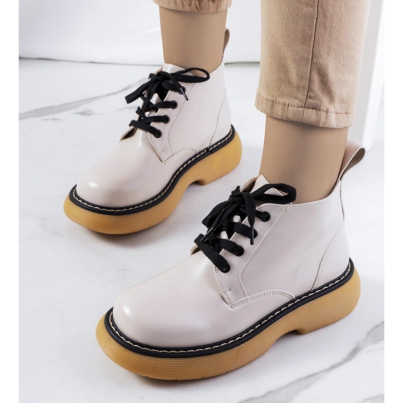 Beige boots, boots type Redelek 1