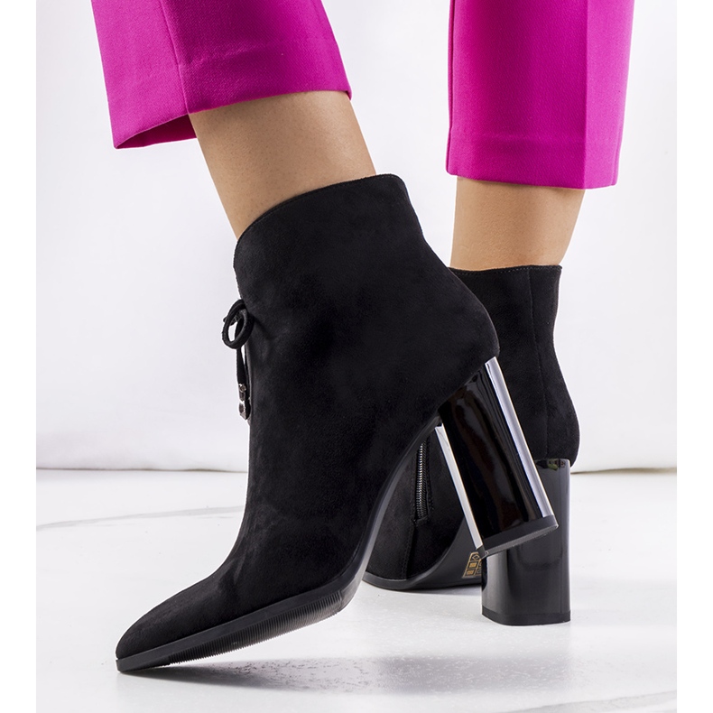 Black ankle boots on the Deti post 1