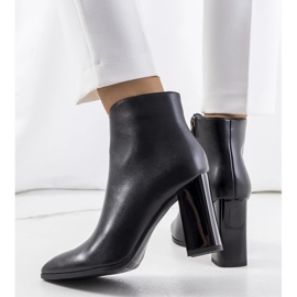 Black ankle boots on the Ezinet post 1