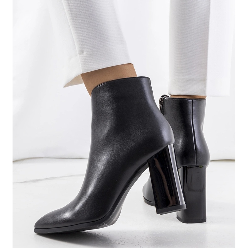 Black ankle boots on the Ezinet post 1