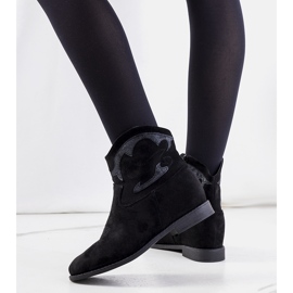 Velha's black cowboy boots 1
