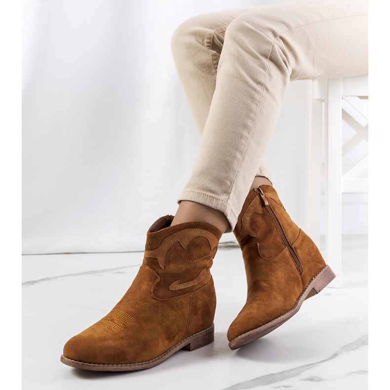Velha's brown cowboy boots 1