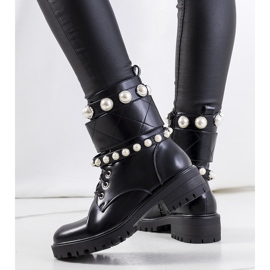 Black boots with Carvala pearls 1