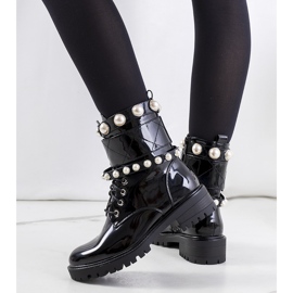 Black boots with Bredon pearls 1