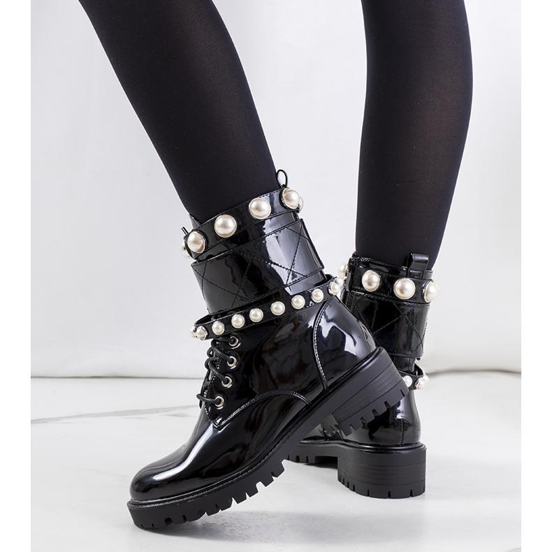 Black boots with Bredon pearls 1