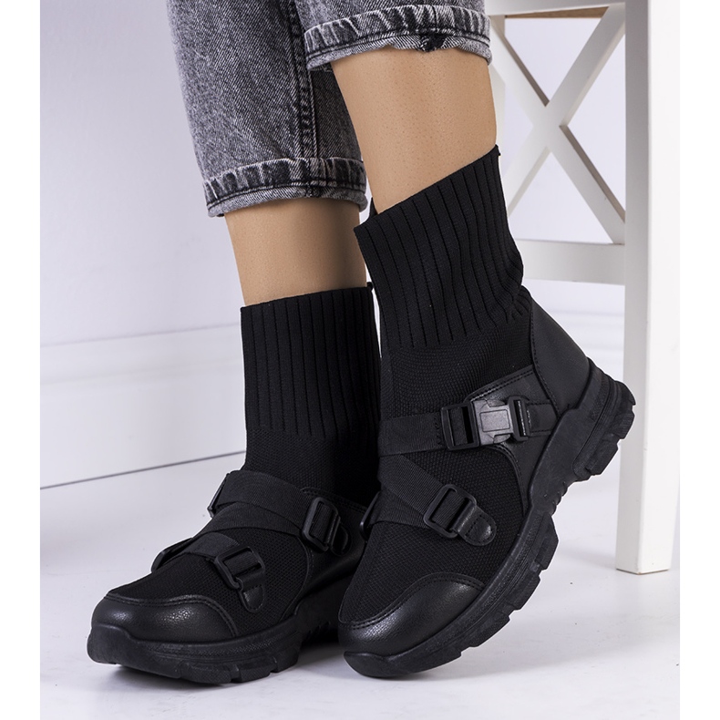 Black saker sneakers 1