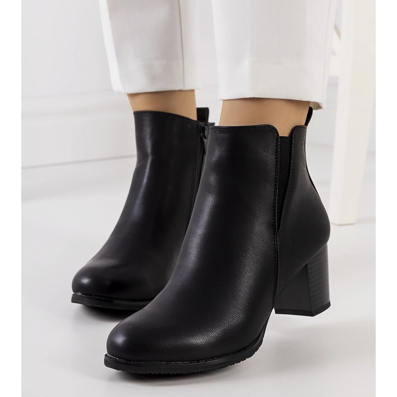 Black boots on the Begger's post 1