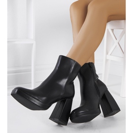 Black ankle boots on the Jilin post 1